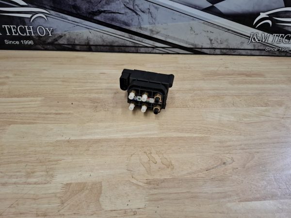 Ilmajousituksen venttiililohko Audi A6 C7 4G ja A8 D4 4H malleihin.Tarvike 4G0616005C.